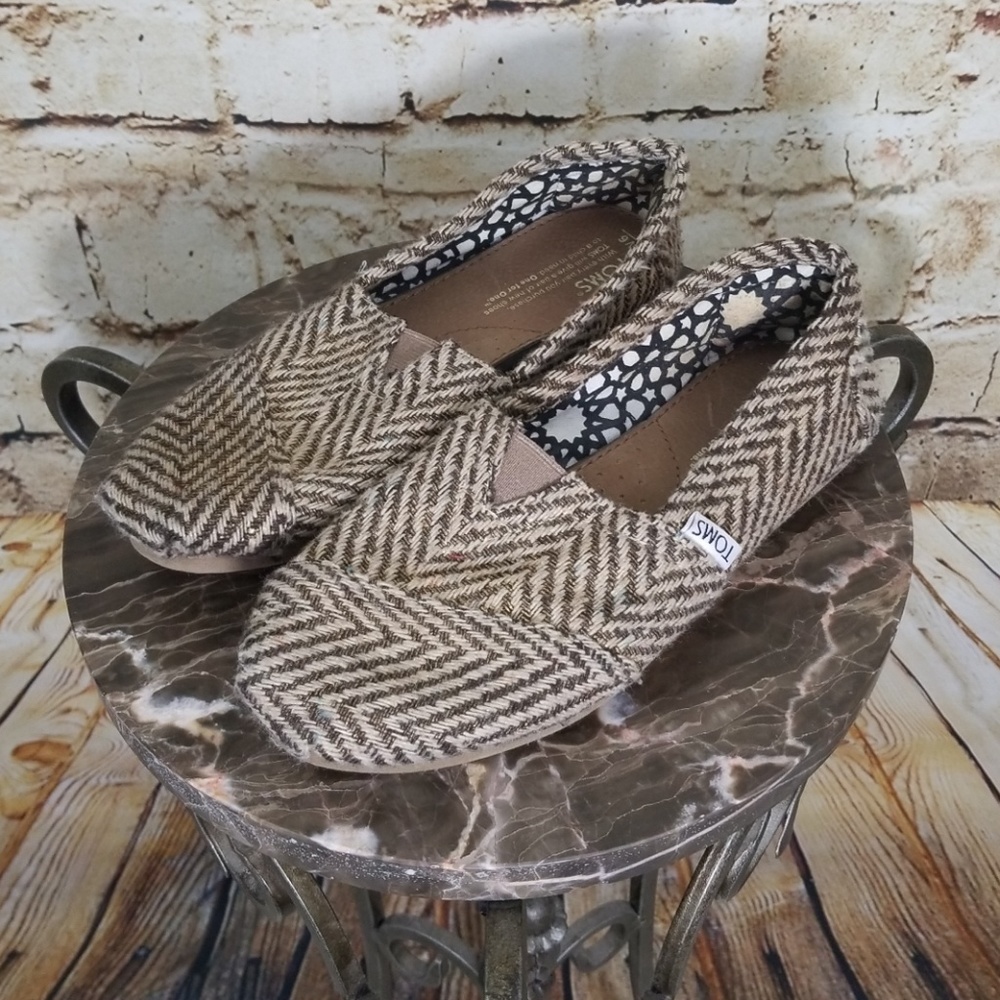 TOMS Chevron Canvas Originals Size 6